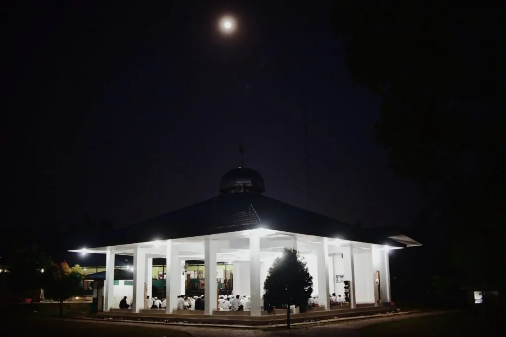 Pemandangan masjid subuh hari di Darunnajah 14