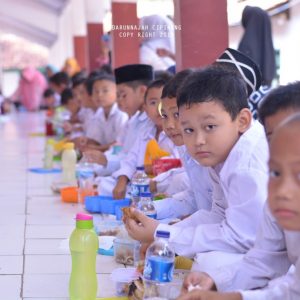 Makan Bersama Siswa-siswi MI