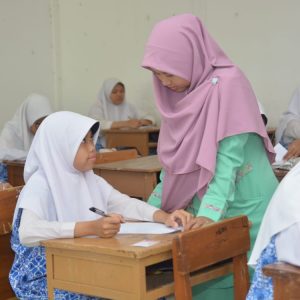Ujian Tulis Santriwati Darunnajah 9 Pamulang