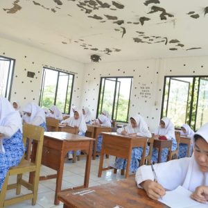 Ujian Tulis Santriwati Darunnajah 9 Pamulang