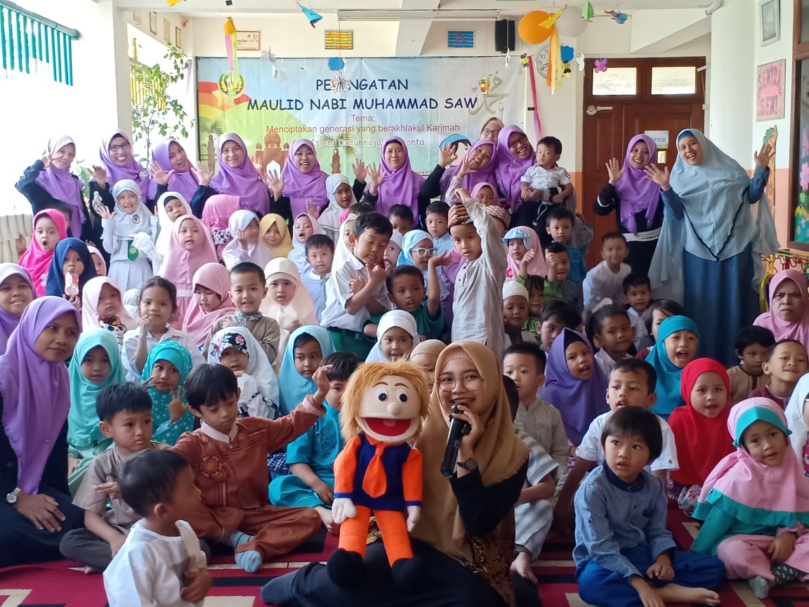 Foto Bersama Dewan Guru, Siswa , Kak Ratna dan Boneka Coke.