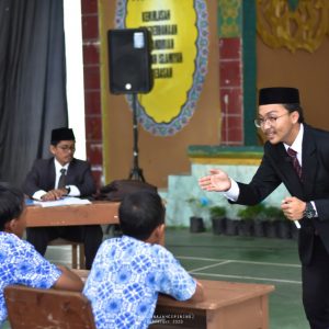 Percontohan Amaliyah Tadris Bahasa Arab dan Inggris Santri Kelas 12 SMK Pesantren Darunnajah 2 Cipining