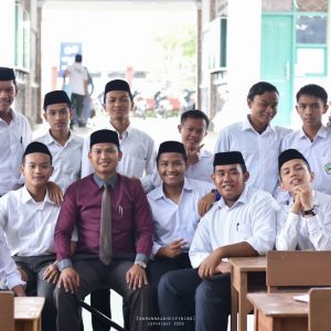 Percontohan Amaliyah Tadris Bahasa Arab dan Inggris Santri Kelas 12 SMK Pesantren Darunnajah 2 Cipining