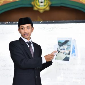 Percontohan Amaliyah Tadris Bahasa Arab dan Inggris Santri Kelas 12 SMK Pesantren Darunnajah 2 Cipining
