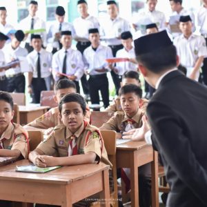 Percontohan Amaliyah Tadris Bahasa Arab dan Inggris Santri Kelas 6 MA Pesantren Darunnajah 2 Cipining