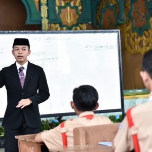 Percontohan Amaliyah Tadris Bahasa Arab dan Inggris Santri Kelas 6 MA Pesantren Darunnajah 2 Cipining