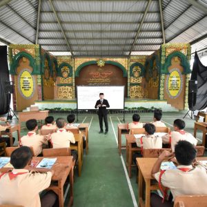 Percontohan Amaliyah Tadris Bahasa Arab dan Inggris Santri Kelas 6 MA Pesantren Darunnajah 2 Cipining