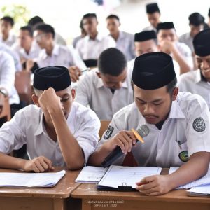 Percontohan Amaliyah Tadris Bahasa Arab dan Inggris Santri Kelas 6 MA Pesantren Darunnajah 2 Cipining