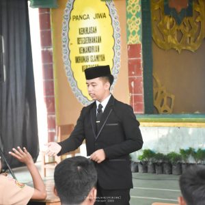Percontohan Amaliyah Tadris Bahasa Arab dan Inggris Santri Kelas 6 MA Pesantren Darunnajah 2 Cipining