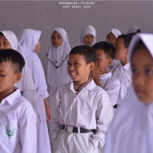 Pembinaan DOKCIL oleh TIM Puskesmas dan Pembimbing di Madrasah Ibtidaiyah Darunnajah 2 Cipining