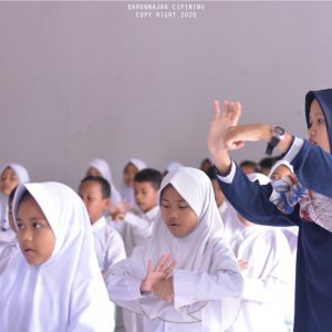 Pembinaan DOKCIL oleh TIM Puskesmas dan Pembimbing di Madrasah Ibtidaiyah Darunnajah 2 Cipining