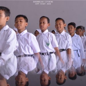 Pembinaan DOKCIL oleh TIM Puskesmas dan Pembimbing di Madrasah Ibtidaiyah Darunnajah 2 Cipining