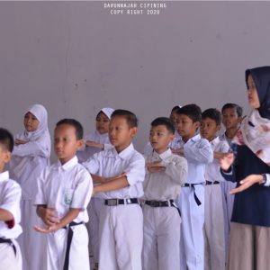 Pembinaan DOKCIL oleh TIM Puskesmas dan Pembimbing di Madrasah Ibtidaiyah Darunnajah 2 Cipining