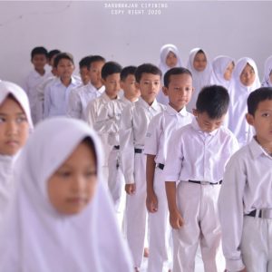 Pembinaan DOKCIL oleh TIM Puskesmas dan Pembimbing di Madrasah Ibtidaiyah Darunnajah 2 Cipining