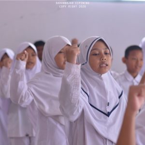 Pembinaan DOKCIL oleh TIM Puskesmas dan Pembimbing di Madrasah Ibtidaiyah Darunnajah 2 Cipining