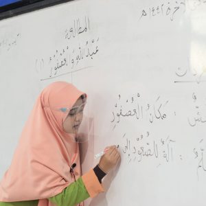 Percontohan Amaliyah Tadris Bahasa Arab dan Inggris Santriwati Kelas 6 TMI Pesantren Darunnajah 2 Cipining