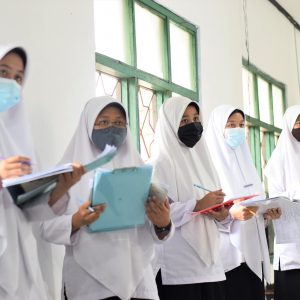 Percontohan Amaliyah Tadris Bahasa Arab dan Inggris Santriwati Kelas 6 TMI Pesantren Darunnajah 2 Cipining