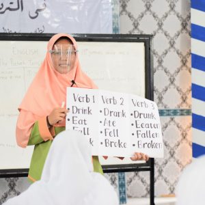 Percontohan Amaliyah Tadris Bahasa Arab dan Inggris Santriwati Kelas 6 TMI Pesantren Darunnajah 2 Cipining
