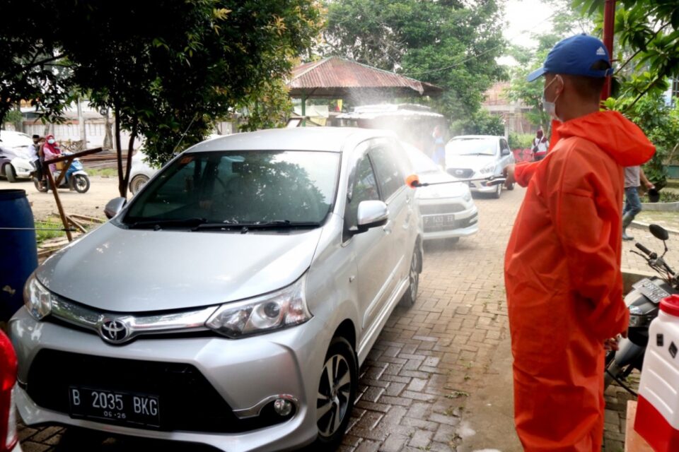 Setiap kendaraan yang datang akan disemprot dengan disinvektan