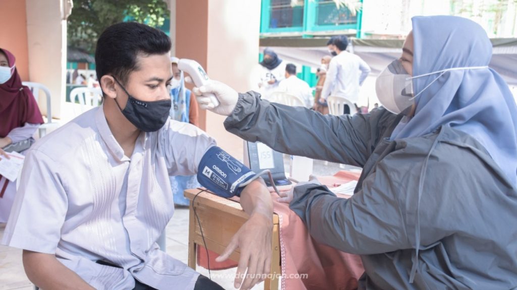 373 Guru, Administratur dan Karyawan Pesantren Darunnajah Lakukan Vaksinasi Dosis Kedua