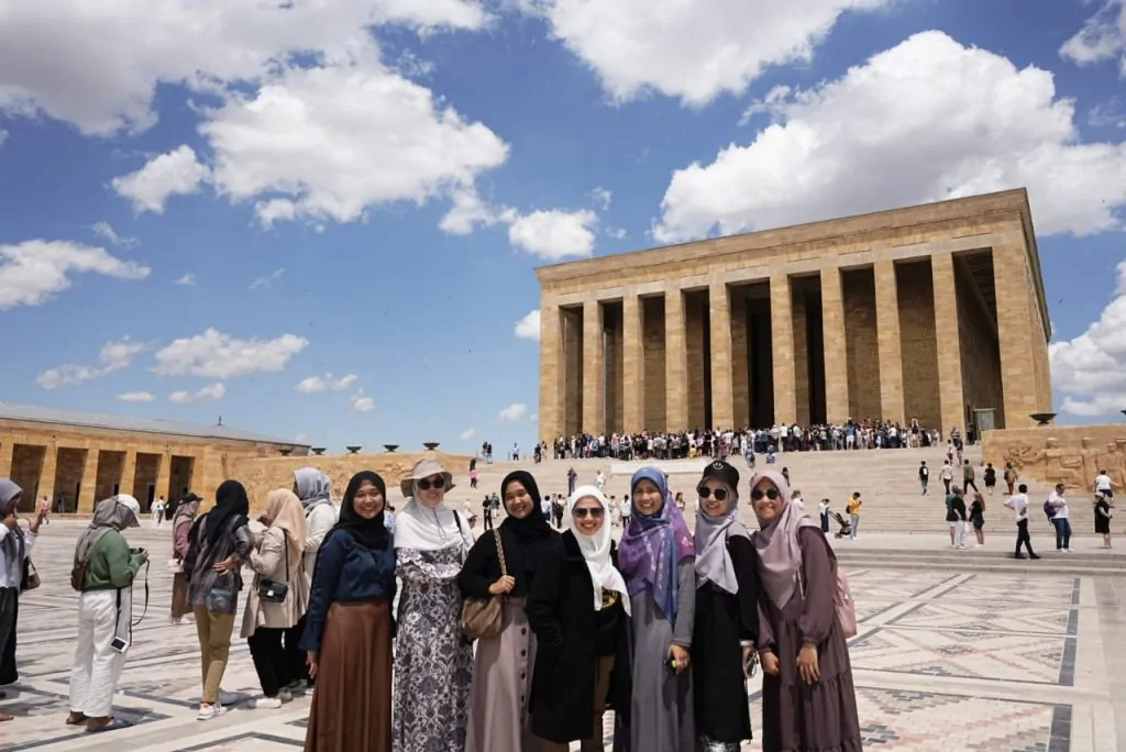 Bersama Alumni Darunnajah di Anıtkabir, Atatürk’s Mausoleum, Ankara