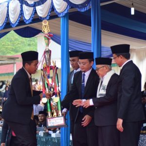 Pemberian Piala Juara Umum