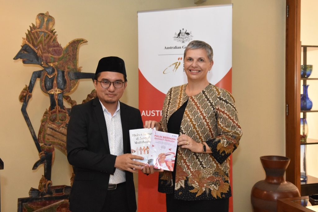 Buku G20 ini telah dihadiahkan oleh Yanuardi Syukur kepada Dubes Australia H.E. Penny Williams PSM