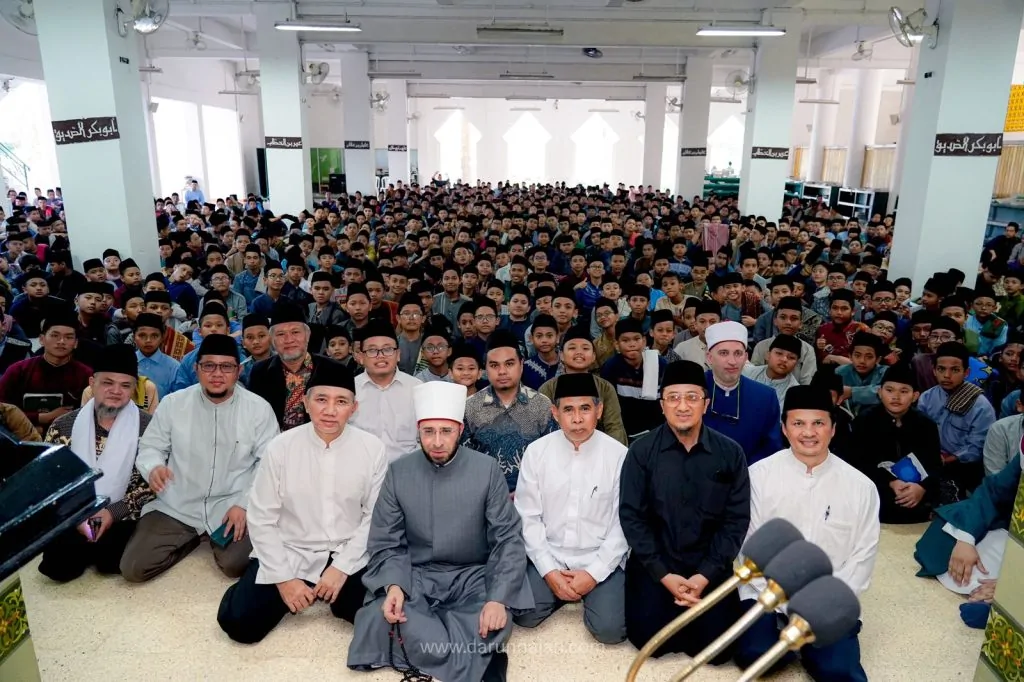 Foto Bersama Syekh Dr. Usamah bin as-Sayyid al-Azhari dengan Pimpinan dan Seluruh Santri Darunnajah