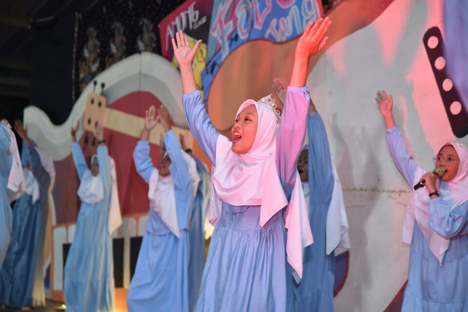 Latih Kekompakan Kelas Dengan Lomba Folk Song Gembira 2023