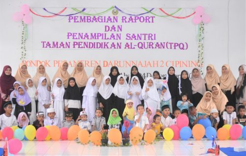 Pembagian Raport dan Penampilan Santri Taman Pendidikan Al-Qur'an