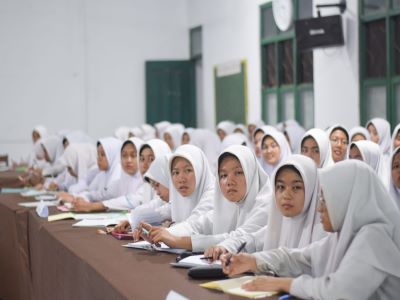 Berdiskusi dengan teman