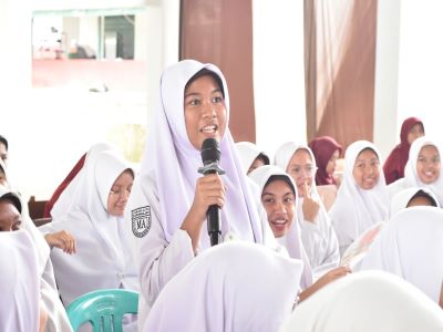 Menyampaikan gagasan-gagasan