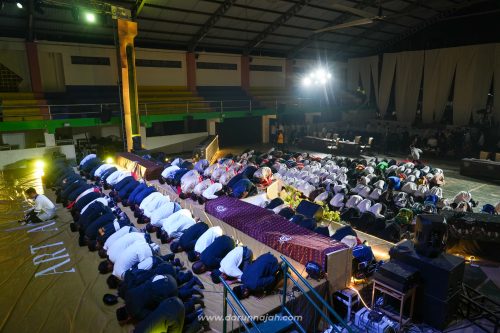 Panitia Art Arena 523 sedang melakukan sujud syukur setelah acara selesai