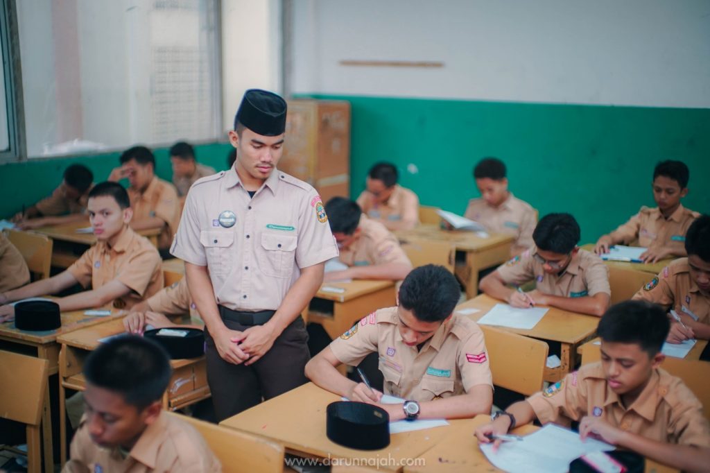 Ujian Tulis di Pondok Pesantren Darunnajah: Menggali Nilai Kehidupan dari Perjuangan Santri
