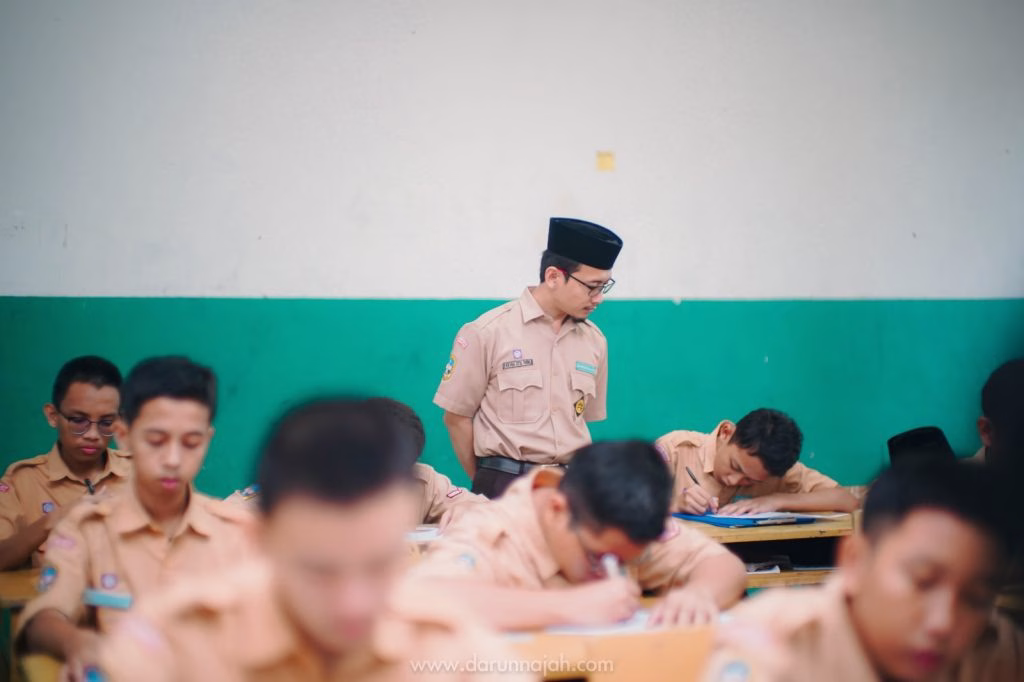 Ujian Tulis di Pondok Pesantren Darunnajah: Menggali Nilai Kehidupan dari Perjuangan Santri