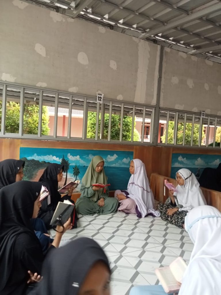 Santri tahfidz menyetorkan hafalan 