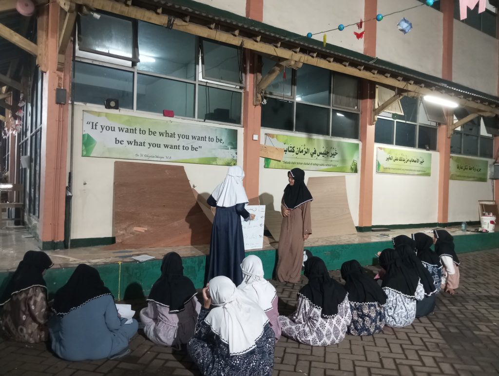 Menumbuhkan Kemampuan Santri dalam Berbahasa Arab & Inggris di Pesantren