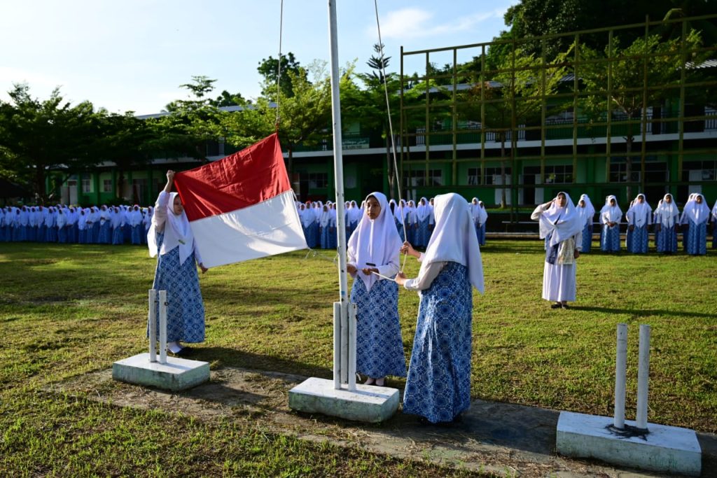 Pengibaran Bendera Merah Putih dalam Upacara Mingguan