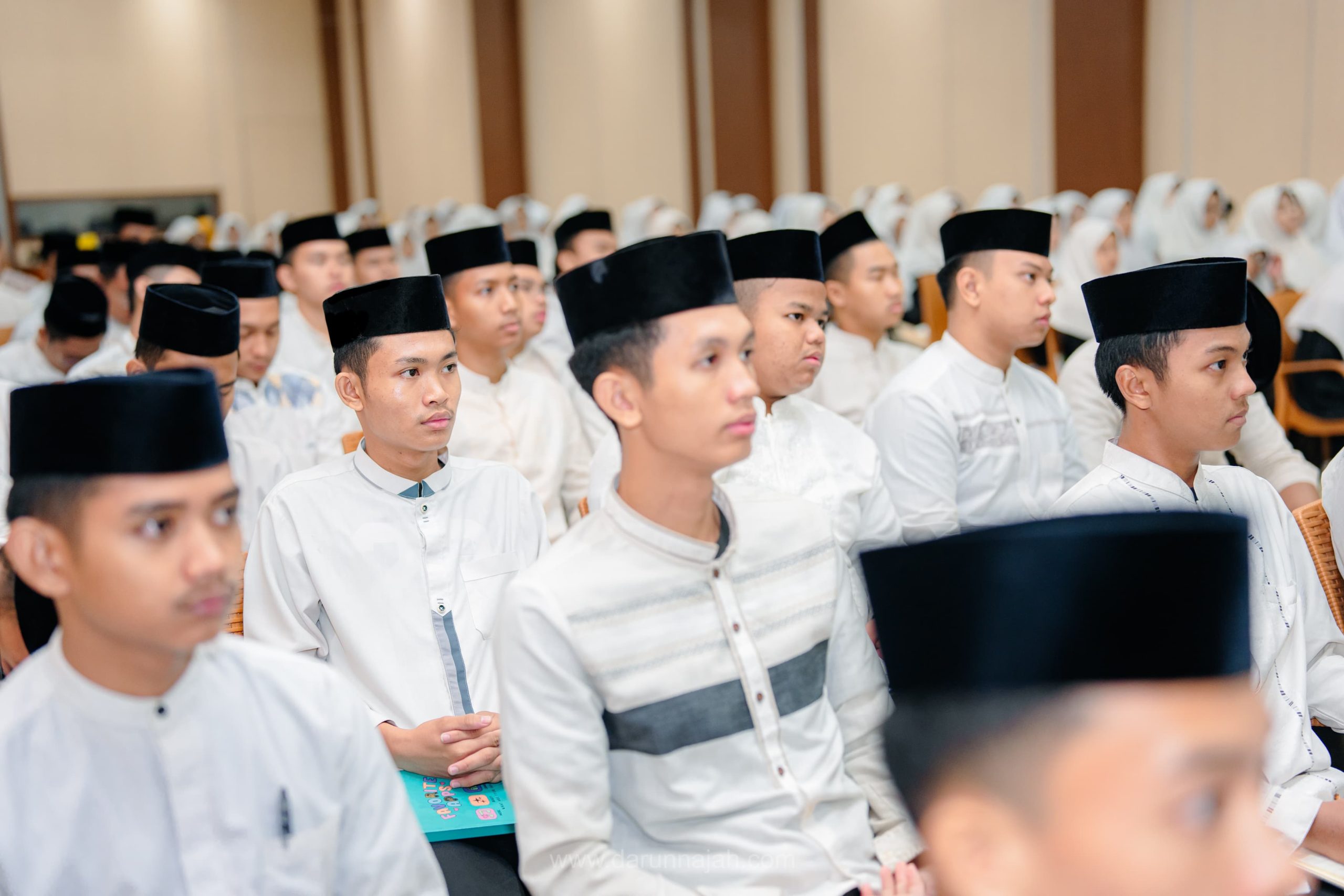 Santri Kelas 6 TMI Darunnajah Antusias Mendengarkan Nasehat dan Motivasi dari Para Ustadz dalam Pembukaan Pembekalan Amaliah Tadris