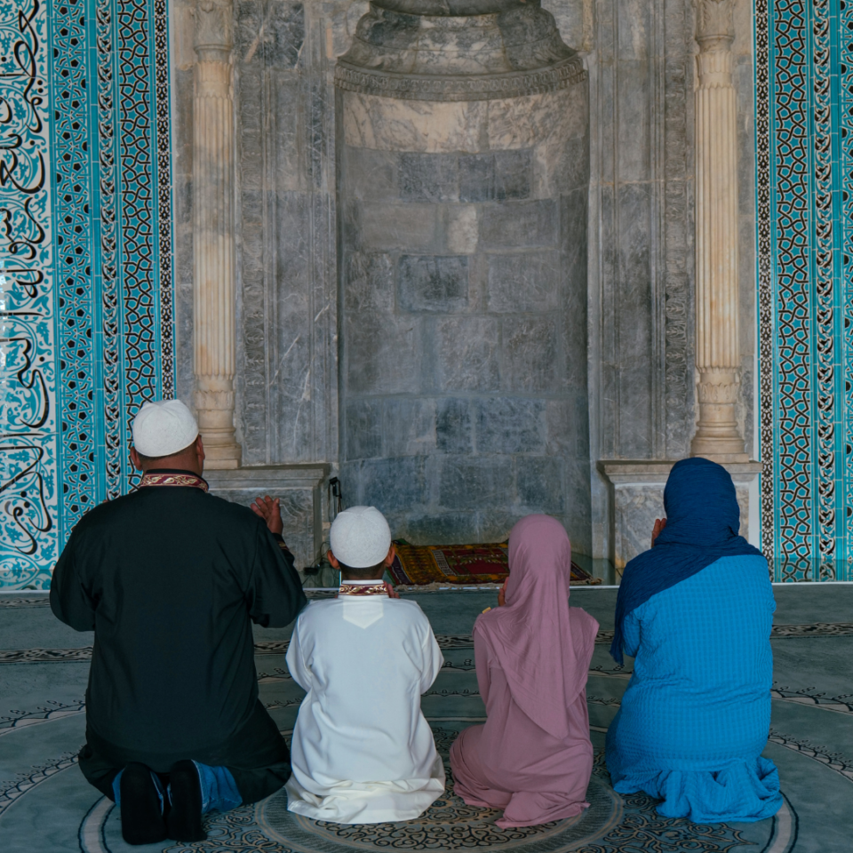 Mengapa Mencela Orang Tua Termasuk Dosa Besar dalam Islam?