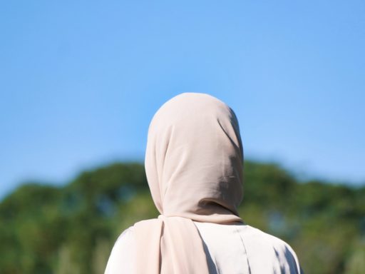 Cerita Inspiratif Anak : "Sajadah Aisyah Yang Ceria"