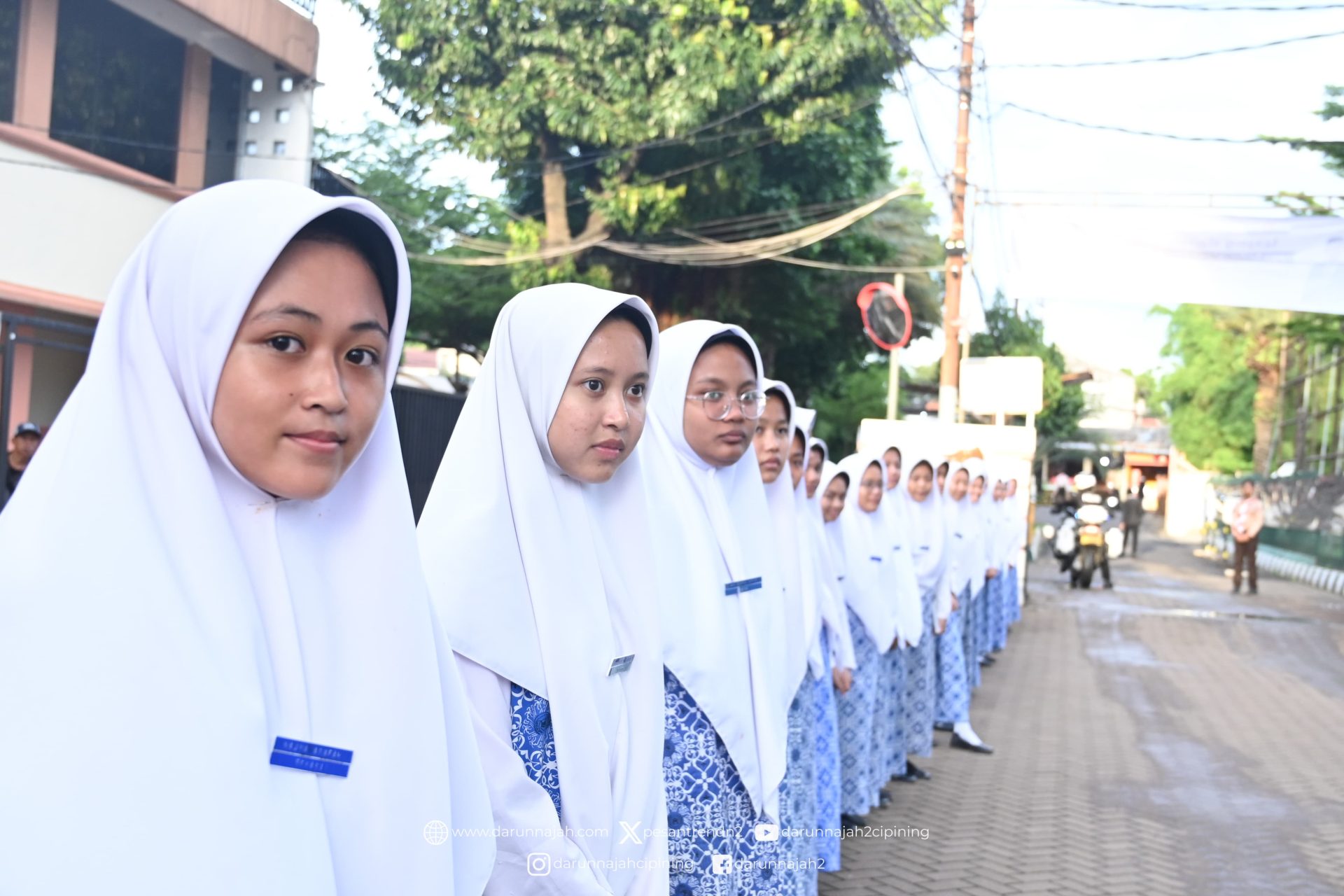 Bagaimana Adab Memberi Salam dalam Rombongan?