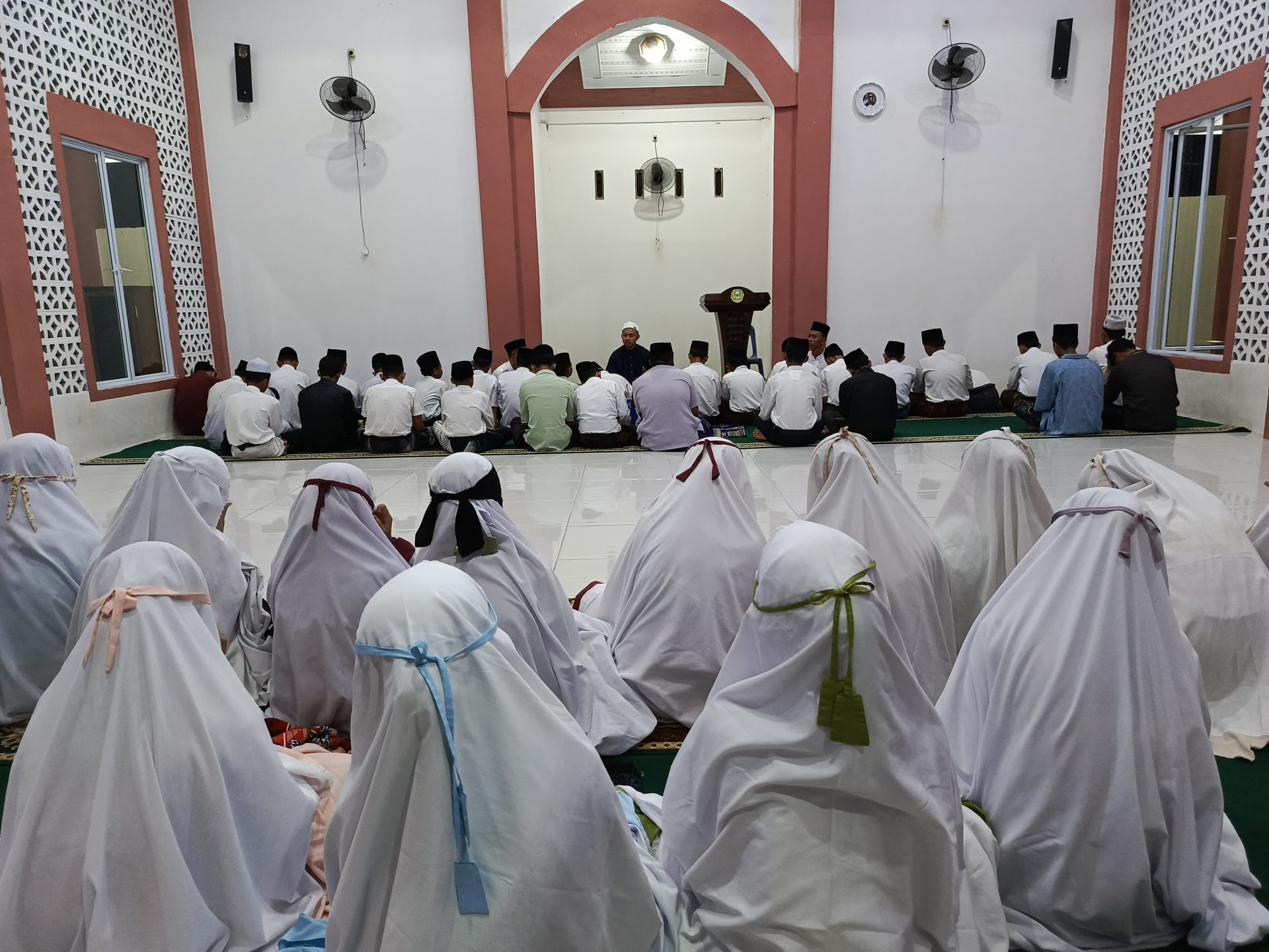 Mengokohkan Adab Menuntut Ilmu: Kajian Rutin Ba'da Subuh di Pesantren Al-Harokah Darunnajah 12 Dumai