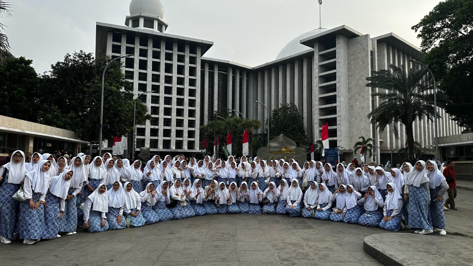 Santri Putri Darunnajah Kunjungi Pameran Jembatan Persaudaraan Indonesia-Saudi di Masjid Istiqlal
