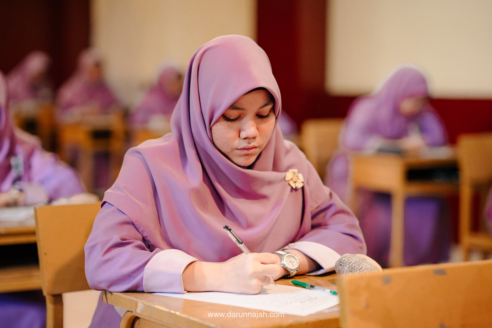 Suasana Ujian Tulis Nihai Santri Akhir TMI Pondok Pesantren Darunnajah