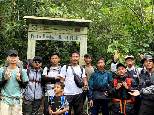 SANTRI PESANTREN DARUNNAJAH IKUTI MOUNTAINERING SANTRI PENCINTA ALAM DI BUKIT KABA