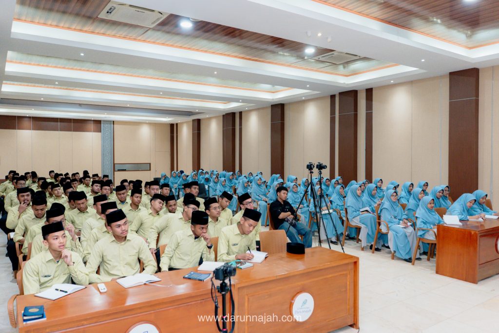 Menjelang Alumni, Santri Kelas Akhir TMI Darunnajah Dibekali Pemahaman Kristologi