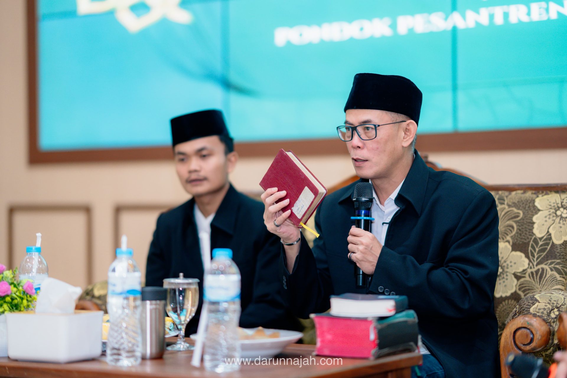 Menjelang Alumni, Santri Kelas Akhir TMI Darunnajah Dibekali Pemahaman Kristologi