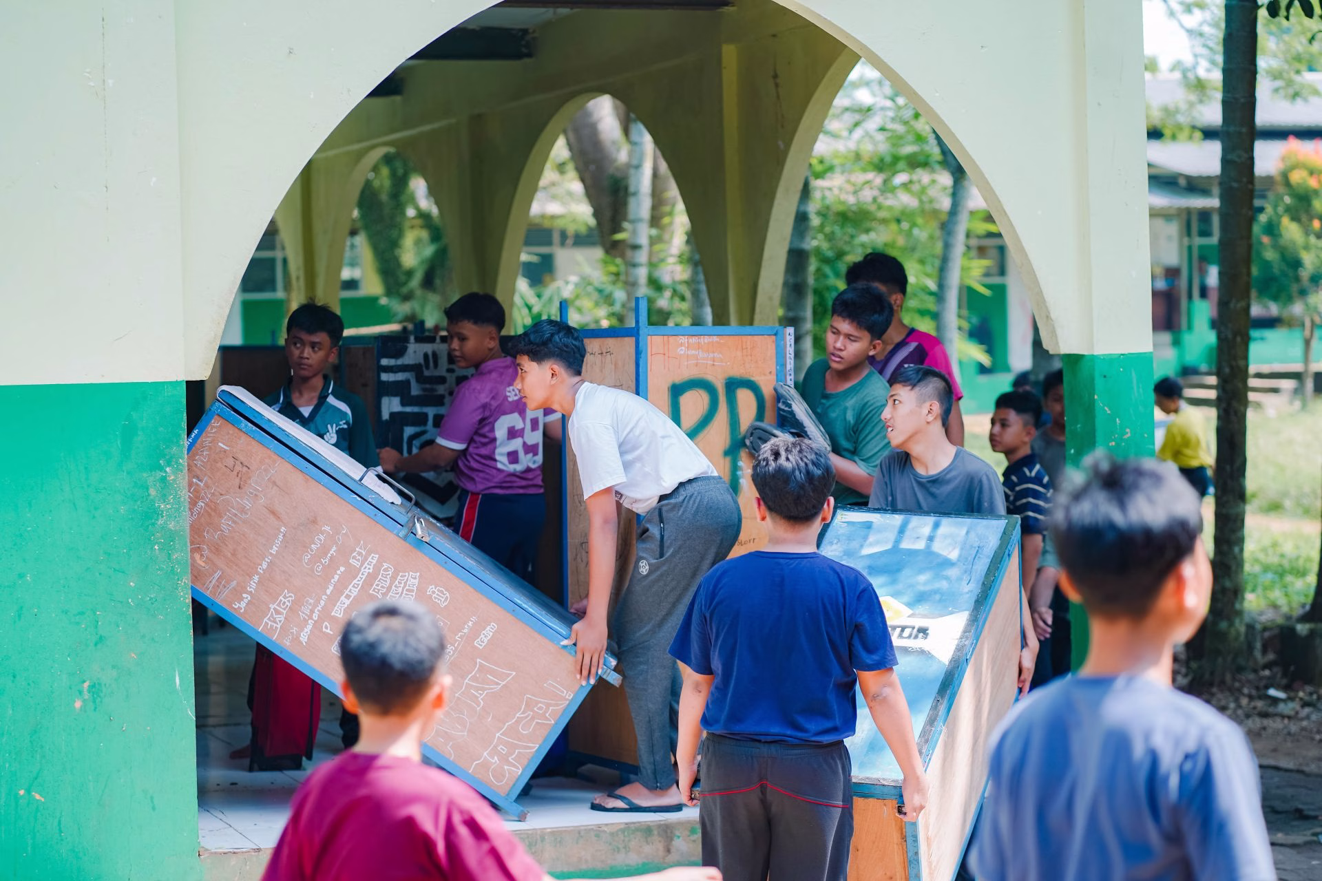 Solidaritas Santri Darunnajah 8: Aksi Gotong Royong Santri Saat Perpindahan Kamar