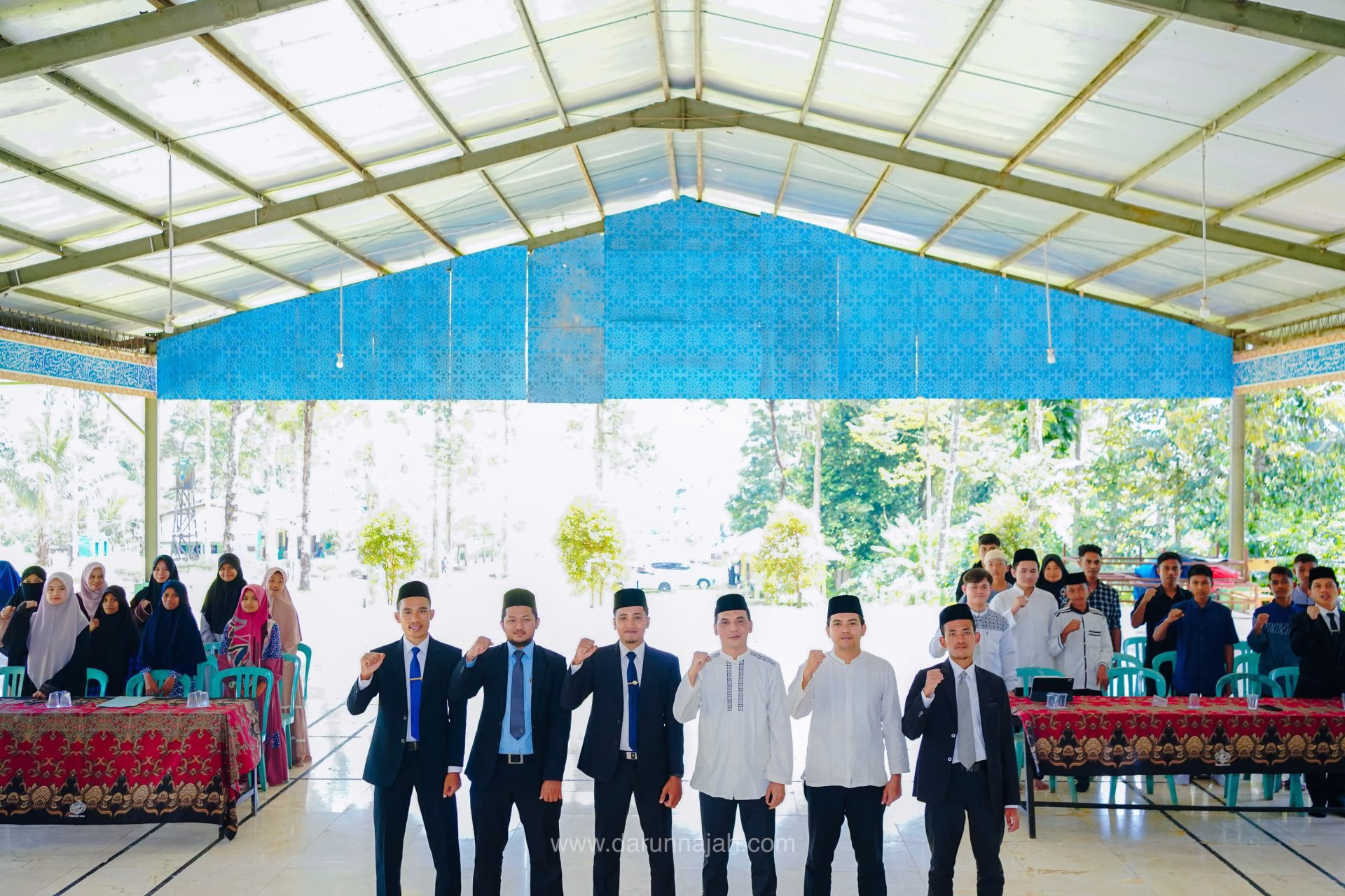 Simbolisasi Penyerahan Beasiswa untuk Masa Depan Cerah Indonesia Timur oleh Laznas Darunnajah